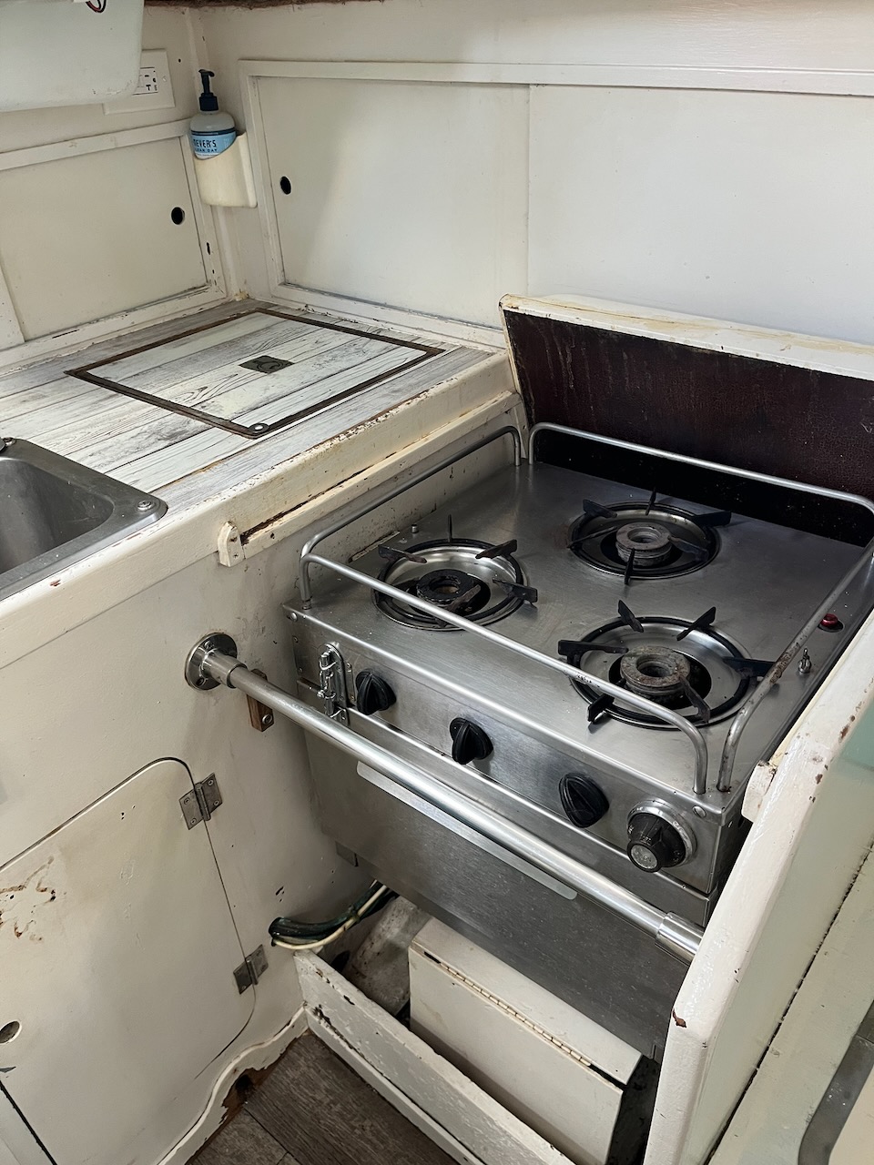 Ship Mate 3-burner stove with galley rail